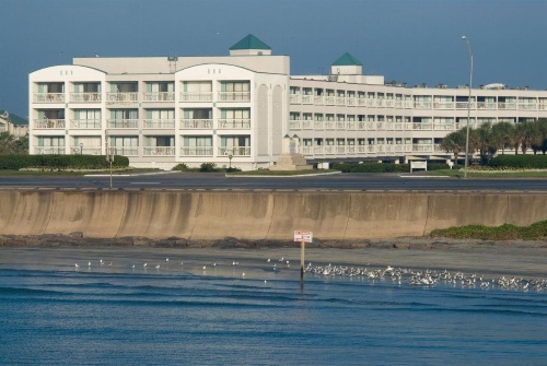 Casa Del Mar Beachfront Suites image 9